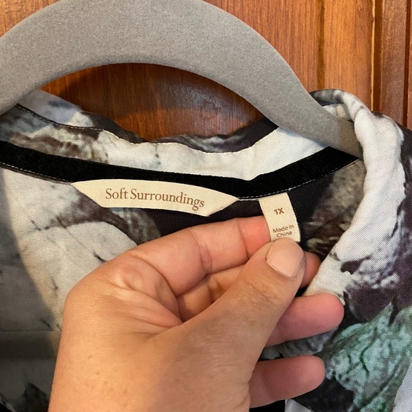 Soft Surroundings Large Bold Floral Print Button Front Shirt Size 1X - Picture 2 of 7